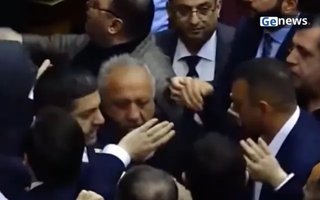 სომხეთის პარლამენტში მმართველი პარტიისა და „ძლიერი სომხეთის“ დეპუტატები ჩხუბში ჩაერთნენ