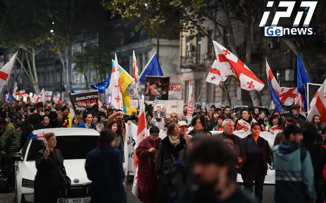 „ოპოზიციის ალიანსის“ მიერ ორგანიზებული აქციის მონაწილეები მსვლელობით რუსთაველის მეტროსთან მივიდნენ, სადაც პოლიტიკოსები სიტყვით გამოდიან