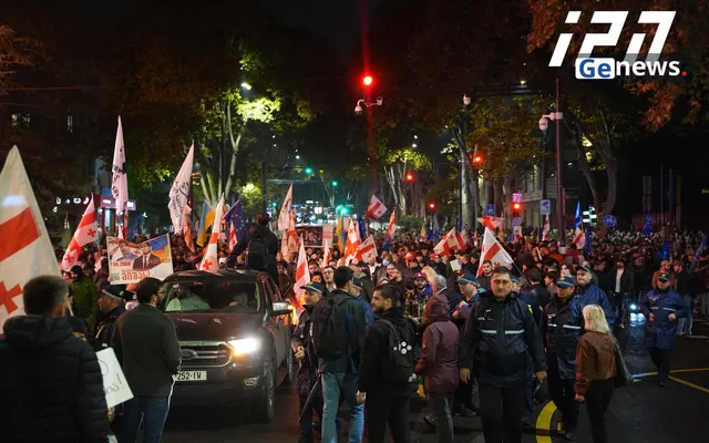 ოპოზიციური პარტიების მიერ ორგანიზებული აქციის მონაწილეები თსუ-ს პირველი კორპუსიდან მსვლელობას მართავენ