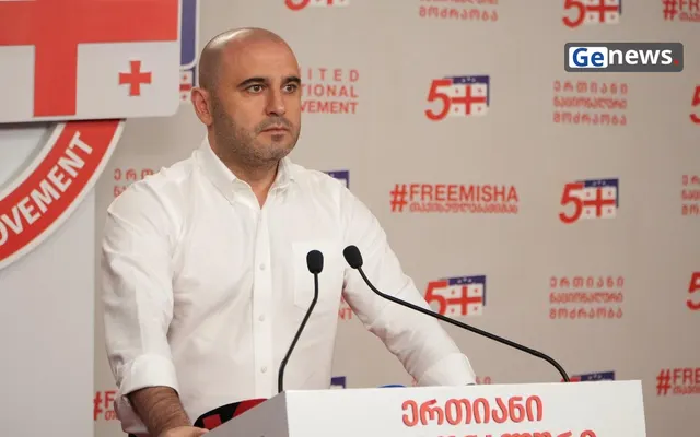 ლევან ხაბეიშვილი - ელენე ხოშტარია რომ თავისუფლებაზე იყოს, ბევრისგან განსხვავებით, ბათუმში იქნებოდა რუპორით ხელში და კომფორტი არ ექნებოდა ქოცებს „სასამართლოს“ გარეთ, მარტო ააწრიალებდა იქაურობას! ამიტომ