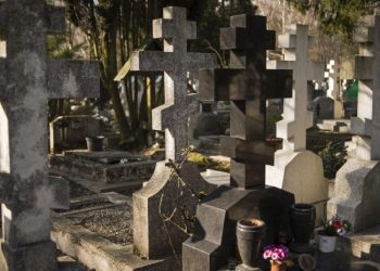 ექიმის გასვენება იყო, სასაფლაოზე რომ მივიდნენ მეორე ექიმს სიცილი აუტყდა და ვეღარ ჩერდებოდა, ხალხმა მიზეზი რომ გაიგო ისინიც ახარხარდნენ…