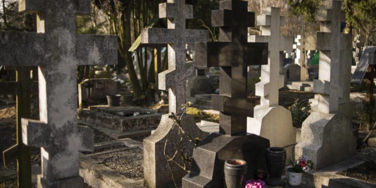 ექიმის გასვენება იყო, სასაფლაოზე რომ მივიდნენ მეორე ექიმს სიცილი აუტყდა და ვეღარ ჩერდებოდა, ხალხმა მიზეზი რომ გაიგო ისინიც ახარხარდნენ…