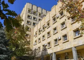 პროკურატურა – პირს, რომელმაც გასული წლის 22 ივნისს, ლაგოდეხში ფიზიკურად იძალადა ორ პირზე, გასაშველებლად მისულ ადამიანს კი დანით სასიკვდილო ჭრილობები მიაყენა, 13 წლით თავისუფლების აღკვეთა მიესაჯა