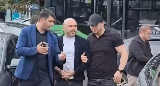 სუს-ის ოპერატიული მუშაკი – ლევან ხაბეიშვილზე მინდა აღვნიშნო, რომ გაგებით მოეკიდა ყველაფერს, პიროვნულად კარგი შეფასება მინდა მივცე მას – მურთაზ ზოდელავა რომ არ ყოფილიყო, მისი დაკავება მშვიდ ვითარებაში მოხდებოდა